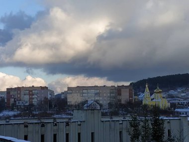 Pencereden şehre olan manzara.