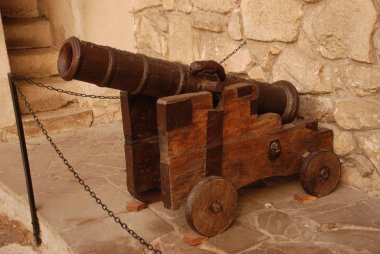 Mortina Olesky kalenin avlusunda kaledir