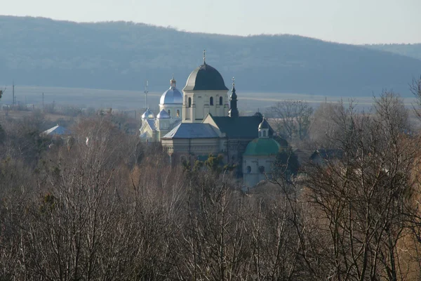 Die Kirche Und Die Kirche Nebenan — Stockfoto