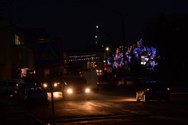 Akşam şehrinin Noel ışıkları