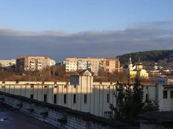 从窗户到城市的风景 — 图库照片