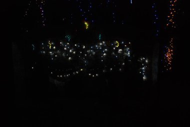 Akşam şehrinin Noel ışıkları