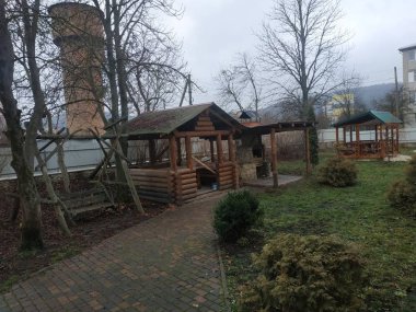 Ormandaki dinlenme alanı.