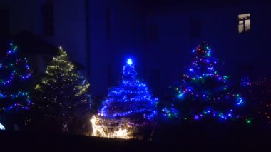 Akşam şehrinin Noel ışıkları