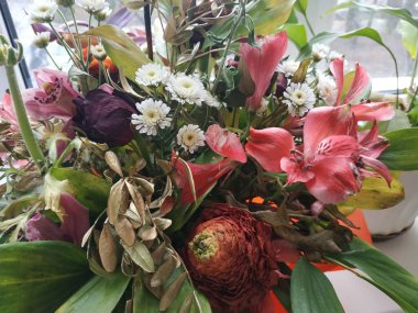 Kasımpatı, orkide ve gül buketi.