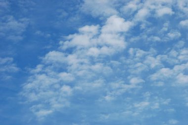 Mavi gökyüzünde beyaz bulutlar