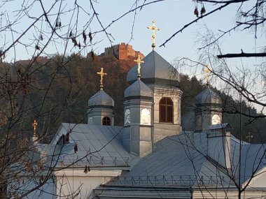 Dome Lutheran Kilisesi ve Kremenets kale dağının savunma duvarları