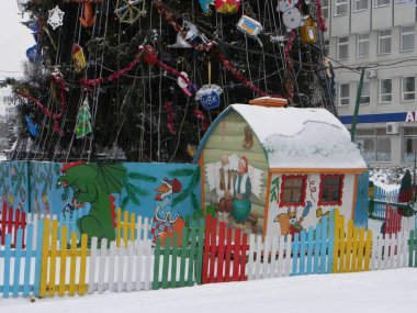 Noel ağacının yanında Noel süslemeleri