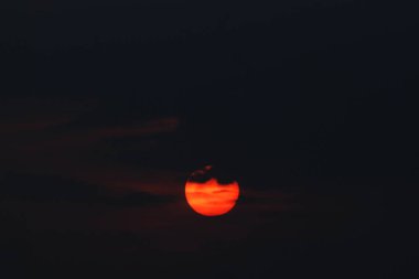 Akşam bulutlu gökyüzü, genel manzara