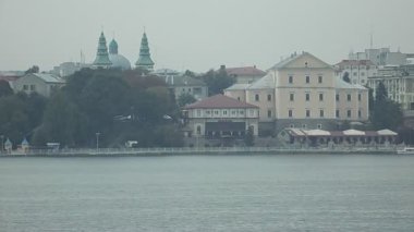 Gölün üzerindeki eski kale.