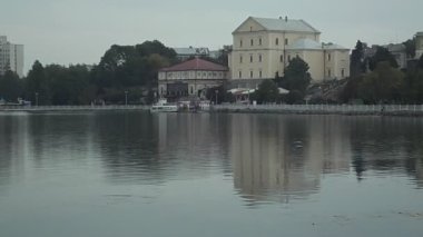 Gölün üzerindeki eski kale.