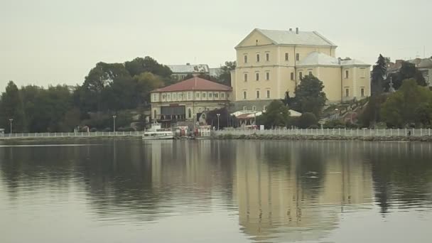 湖の上の古い城 — ストック動画
