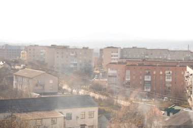 Şehrin başka bir yerinde uyuyor.