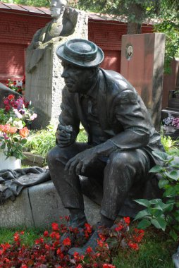 Novodevichy Mezarlığı 'ndaki Yuri Nikulin anıtı.