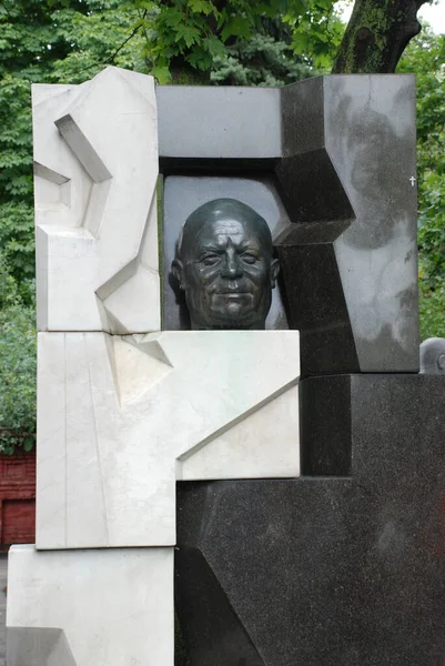 Novodevichy 묘지에 니키타 흐루시초프에게 바치는 기념비 — 스톡 사진