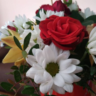 Kasımpatı, orkide ve gül buketi.