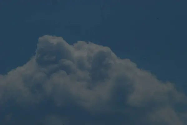 Weiße Und Schwarze Wolken Blauen Himmel — Stockfoto