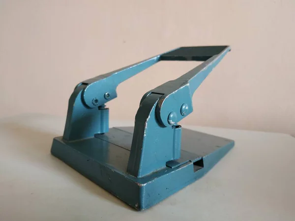 Puncher Είναι Μια Μηχανική Συσκευή Για Διάτρηση Τρύπες Στο Χαρτί — Φωτογραφία Αρχείου