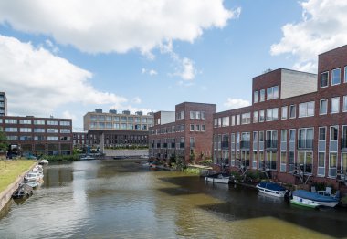 Amsterdam'da bir kanal evlerde modern mimari