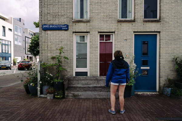 Ряд современных архитектурных домов в Амстердаме
