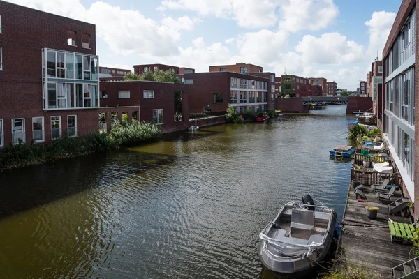 Moderní architektura domů v kanálu v Amsterdamu — Stock fotografie
