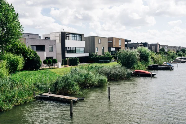 Modern arkitektur hus i en kanal i Amsterdam — Stockfoto