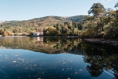 Gölet mavi aky günde dağlarda