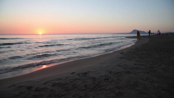 在沙滩上看日出的人 — 图库视频影像