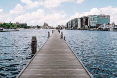 Amsterdam cityscape karşı ahşap İskelesi