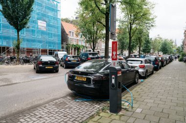 Amsterdam'da elektrikli araçlar için şarj noktası