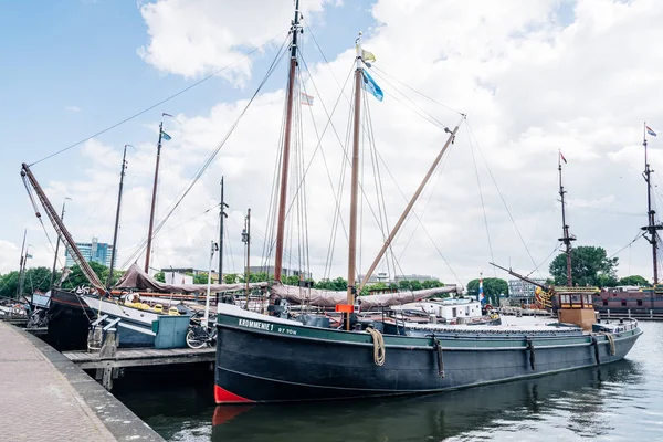 Statki na molo w Amsterdam — Zdjęcie stockowe