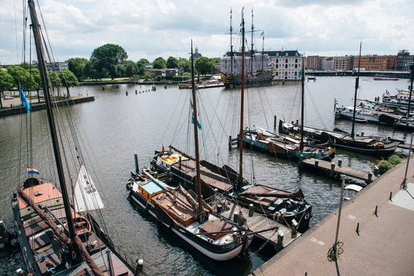 Barcos en el muelle de Amsterdam — Foto de Stock