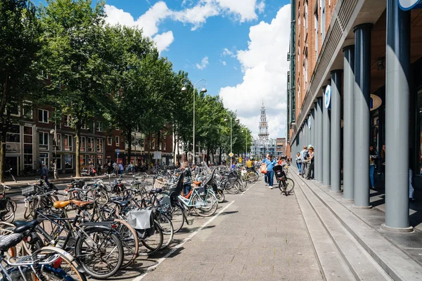 Rua em Amsterdã com bicicletas estacionadas — Fotografia de Stock