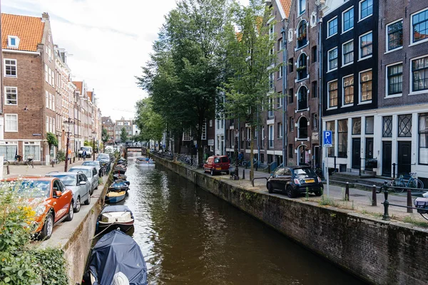 Kanalhaus in amsterdam — Stockfoto