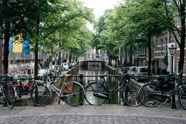 Kanalhaus in amsterdam — Stockfoto