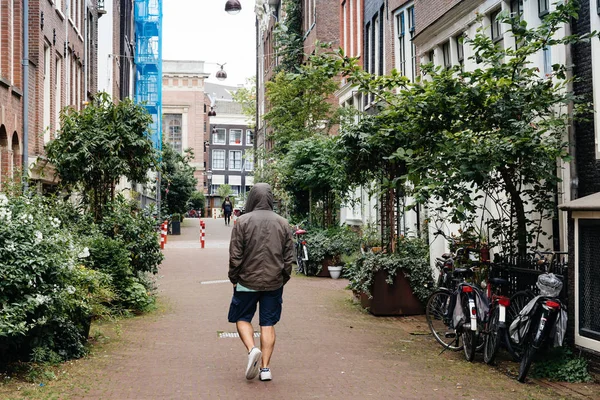 Man lopen op straat in Amsterdam — Stockfoto