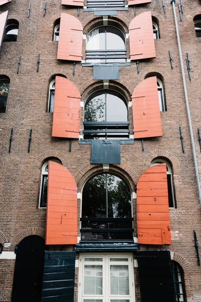 Grachtenpand met houten shutters in Amsterdam — Stockfoto