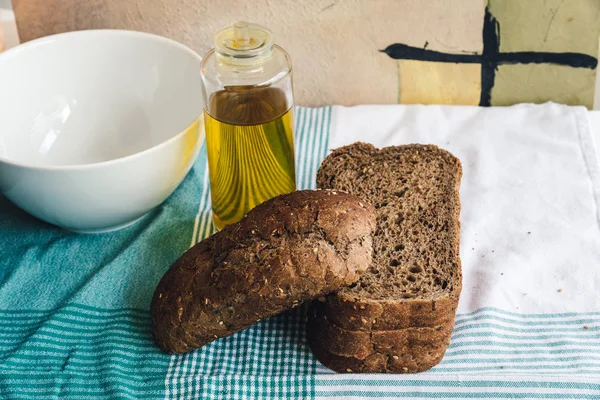 Olivolja och brunt bröd på duken — Stockfoto