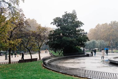 İnsanlar yağmur uban park altında