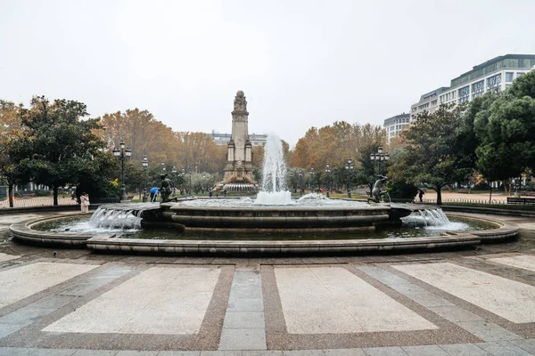 Fonte e monumento no parque urbano um dia chuvoso — Fotografia de Stock