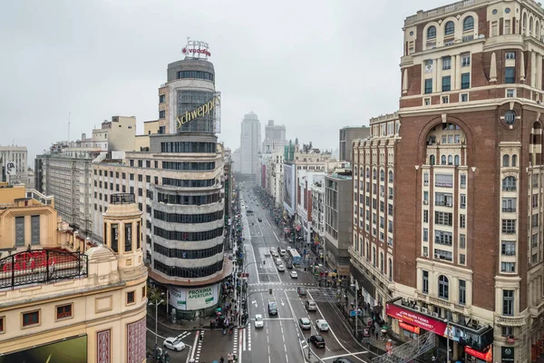 Vysoký úhel pohledu obchodní ulice v deštivý den — Stock fotografie