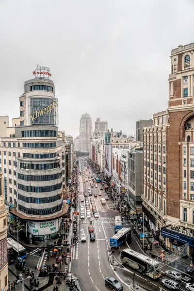 Vista de alto ângulo da rua comercial um dia chuvoso — Fotografia de Stock