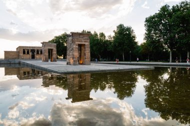 Sunset bulvarında Tapınağı Debod Madrid'de
