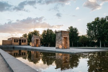 Sunset bulvarında Tapınağı Debod Madrid'de