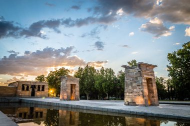 Sunset bulvarında Tapınağı Debod Madrid'de