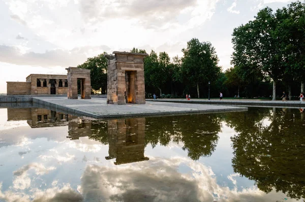 Sunset bulvarında Tapınağı Debod Madrid'de