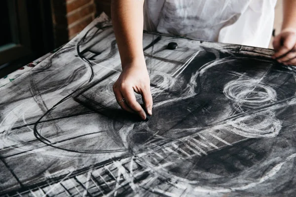 若いアーティストの木炭と絵画 — ストック写真