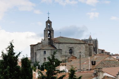 Avila Cityscape ön plan üzerinde kilise ile