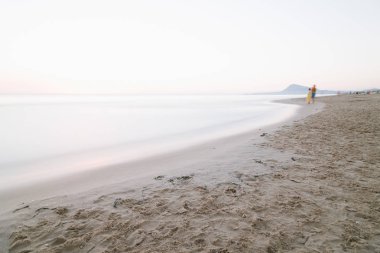Deniz sabah gökyüzüne karşı doğal görünümü