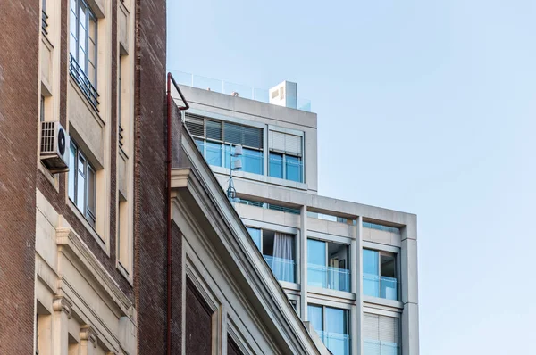Niedriger Blickwinkel auf Gebäude an der Gran via Straße — Stockfoto